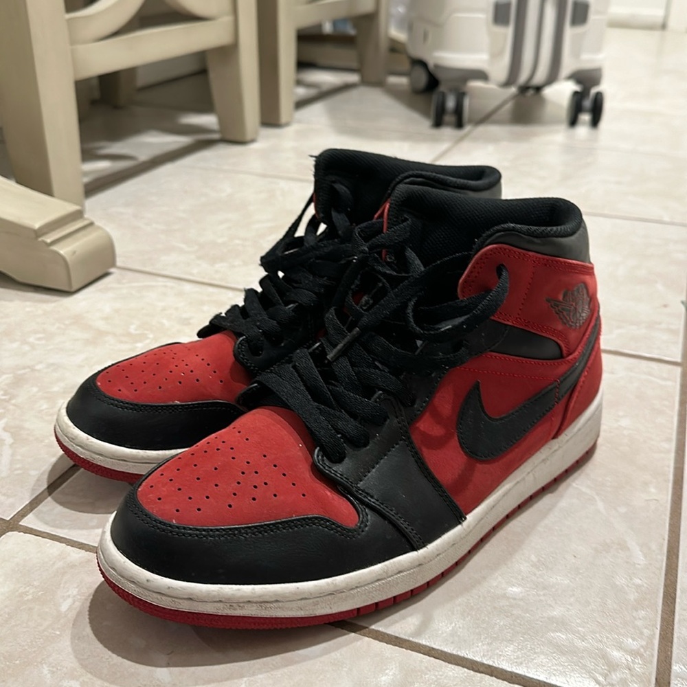 Jordan 1 Mid black red